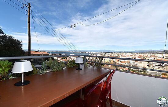 ROSAS – LA CUANA: Apartamento de dos dormitorios con terraza y agradable jardín con vistas al mar en