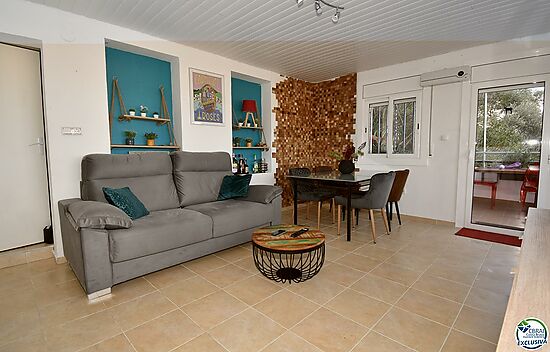 ROSAS – LA CUANA: Apartamento de dos dormitorios con terraza y agradable jardín con vistas al mar en