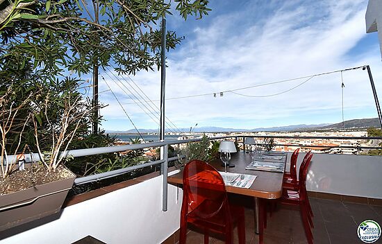 ROSAS – LA CUANA: Two-bedroom apartment with terrace and pleasant sea view garden for sale