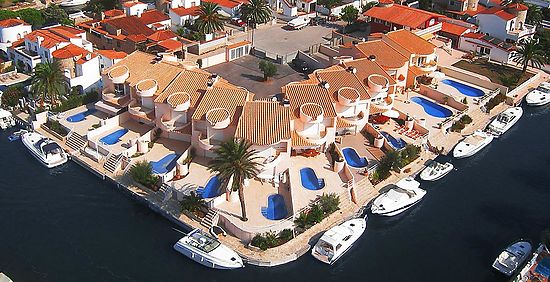 Modern house with 3 bedrooms, swimming pool and private mooring, wifi for rent in Empuriabrava