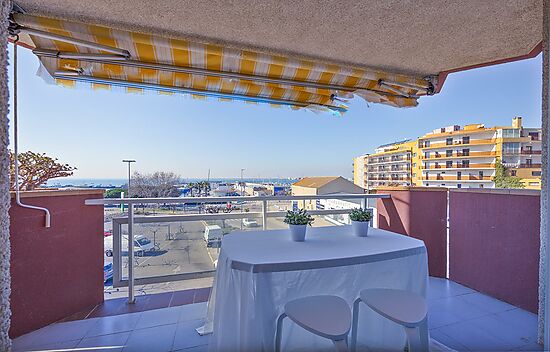 Apartment in the Port of Roses with sea views