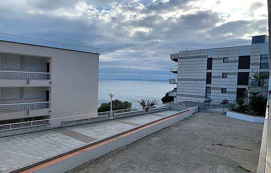 Espléndido apartamento renovado con vistas al mar y con su garage cerrado