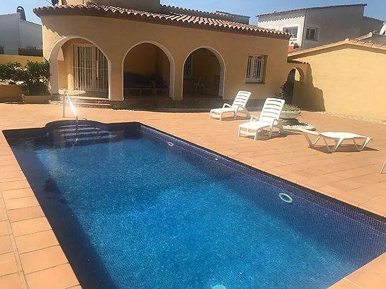 Empuriabrava, for rent, house for 6 persons with private pool and wifi 