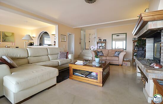 The house of your dreams is waiting for you, in the best location in Roses!