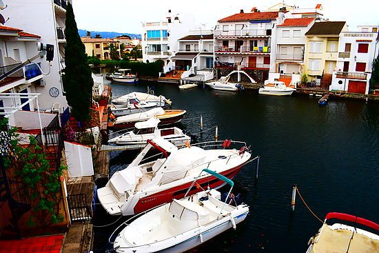 Empuriabrava, for rent, apartment  for 4 persons with view on the canal ref 337