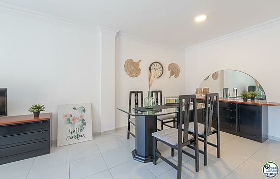 Beautifull three-bedroom flat in the center of Rosas with two optional underground parking spaces