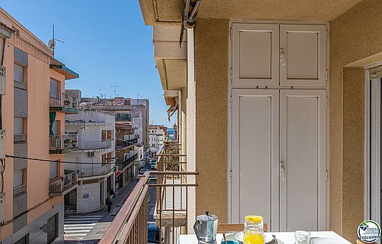 Beautifull three-bedroom flat in the center of Rosas with two optional underground parking spaces
