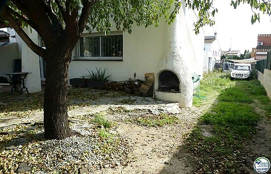 Holiday home with a large plot to build a pool, 3 km from Empuriabrava