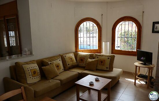 House with 4 rooms, garage and pool, in a good area, close to shops.