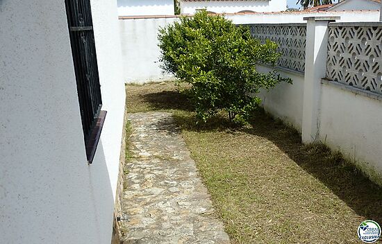 House with 4 rooms, garage and pool, in a good area, close to shops.
