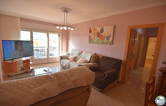 Apartment - Apartment for sale in Roses, with 3 bedrooms two bathrooms and a terrace.