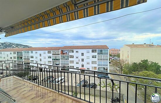 Spacious and bright apartment, with terrace and parking