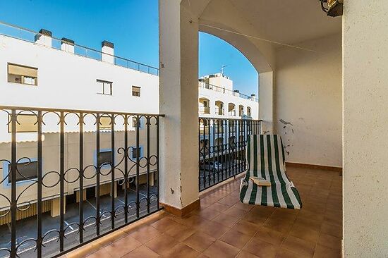 Beautiful 2 bedroom flat with views to the canal in Empuriabrava for sale