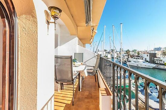 Beautiful 2 bedroom flat with views to the canal in Empuriabrava for sale