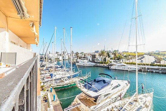 Beautiful 2 bedroom flat with views to the canal in Empuriabrava for sale