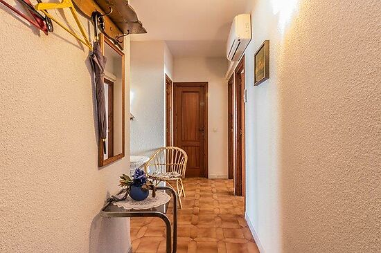 Beautiful 2 bedroom flat with views to the canal in Empuriabrava for sale