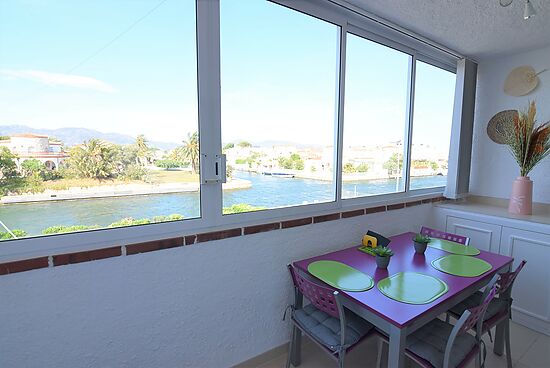 Empuriabrava, apartamento en alquiler  con 1 dormitorio  situado  enfrente del  canal