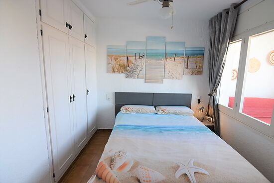 Empuriabrava, apartamento en alquiler  con 1 dormitorio  situado  enfrente del  canal