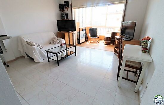 Apartment for sale in Roses, opportunity to renovate to your liking