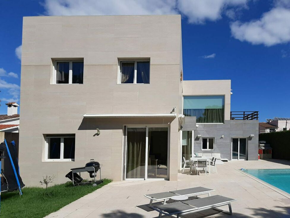 Modern house 100 m from the port and the centre of Empuriabrava.