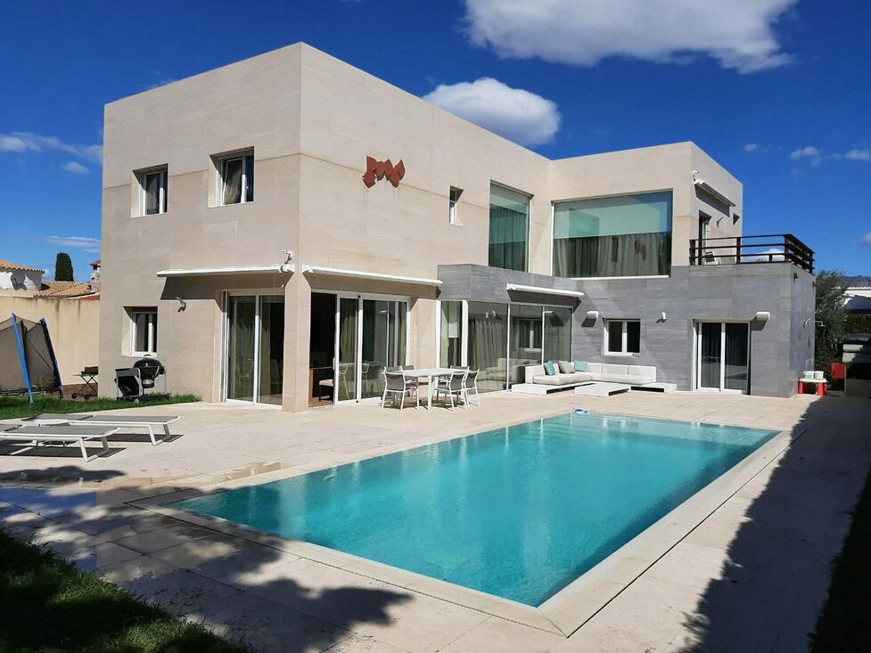 Modern house 100 m from the port and the centre of Empuriabrava.