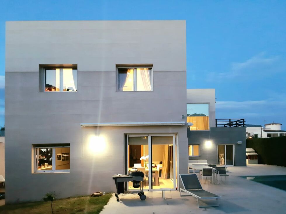 Modern house 100 m from the port and the centre of Empuriabrava.