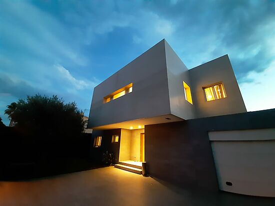 Modern house 100 m from the port and the centre of Empuriabrava.