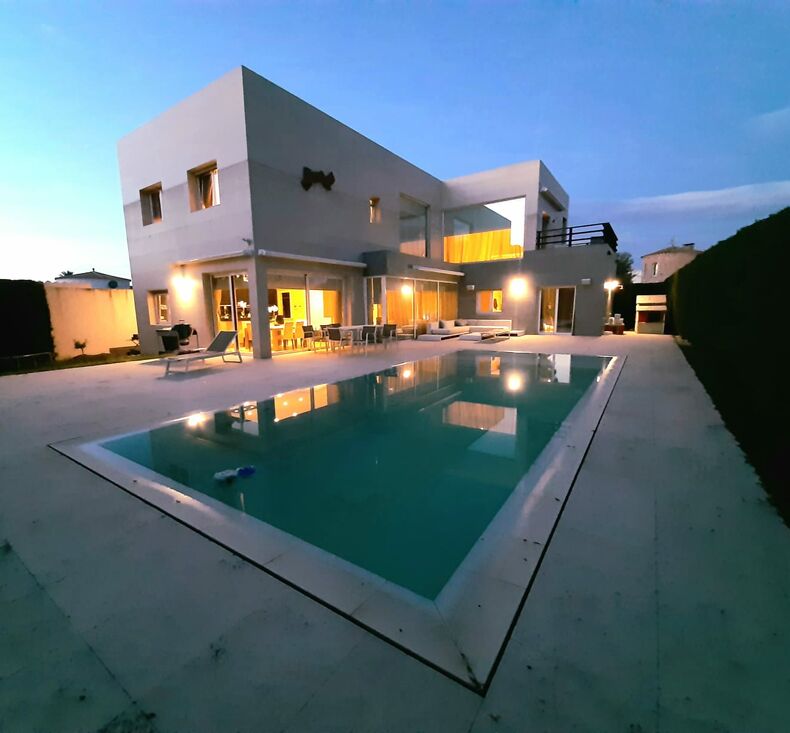 Modern house 100 m from the port and the centre of Empuriabrava.