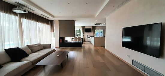 Modern house 100 m from the port and the centre of Empuriabrava.