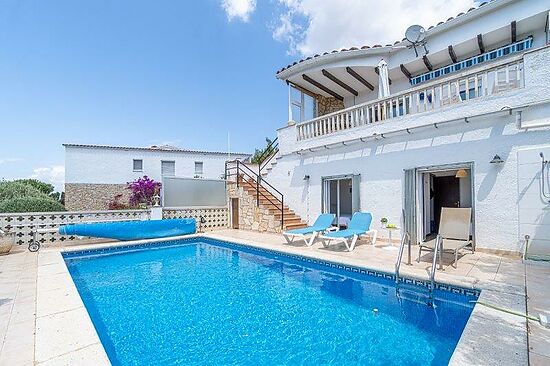 Estupenda casa con piscina en venta en MAS FUMATS ROSES