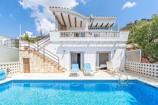 Estupenda casa con piscina en venta en MAS FUMATS ROSES