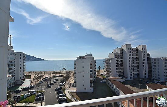 Beautiful apartment on the second line of the sea in Santa Margarita, Roses.