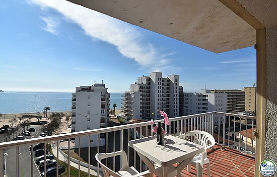 Hermoso apartamento en la segunda línea de mar en Santa Margarita, Roses.