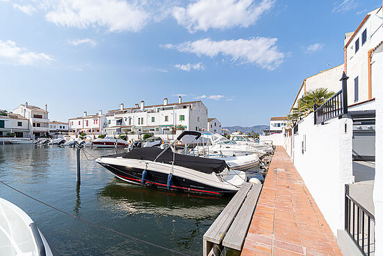 Maison à louer sur canal avec 3 chambres et amarre privée a Empuriabrava