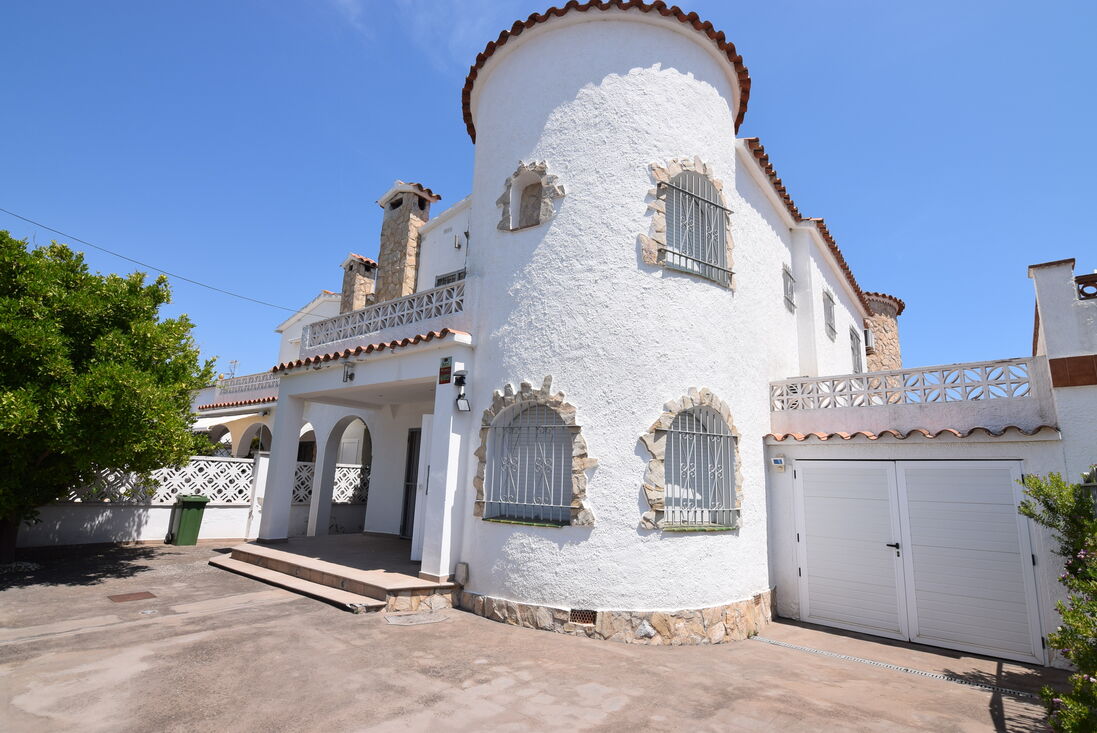 Magnifique maison sur le grand canal à Alberes avec amarre de 12,50m