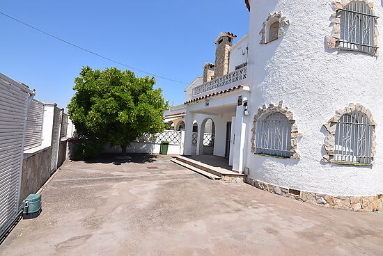 Wonderful house on the wide canal in Alberes with mooring of 12,50m