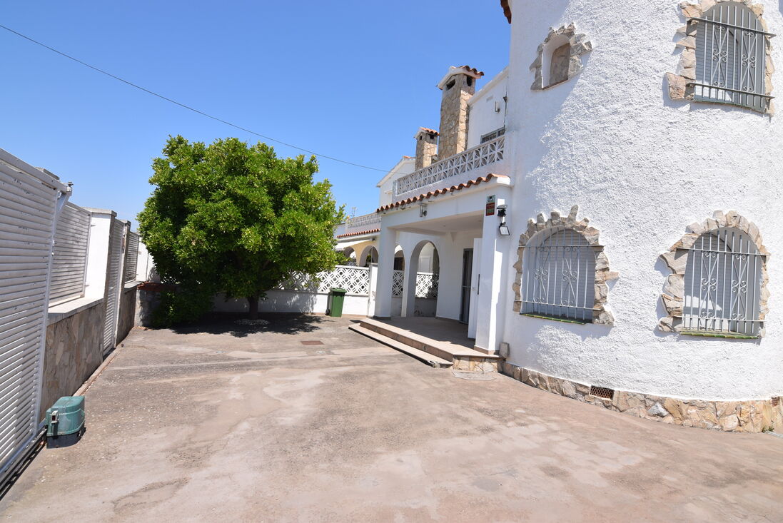 Wonderful house on the wide canal in Alberes with mooring of 12,50m