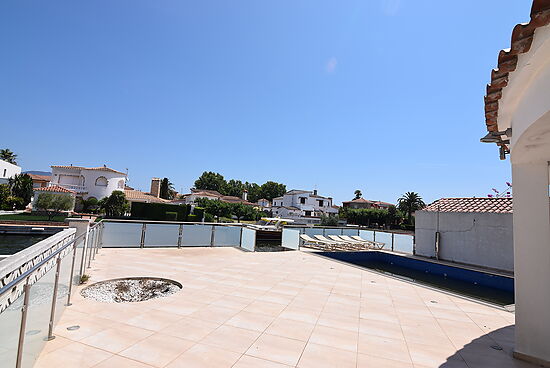 Wonderful house on the wide canal in Alberes with mooring of 12,50m