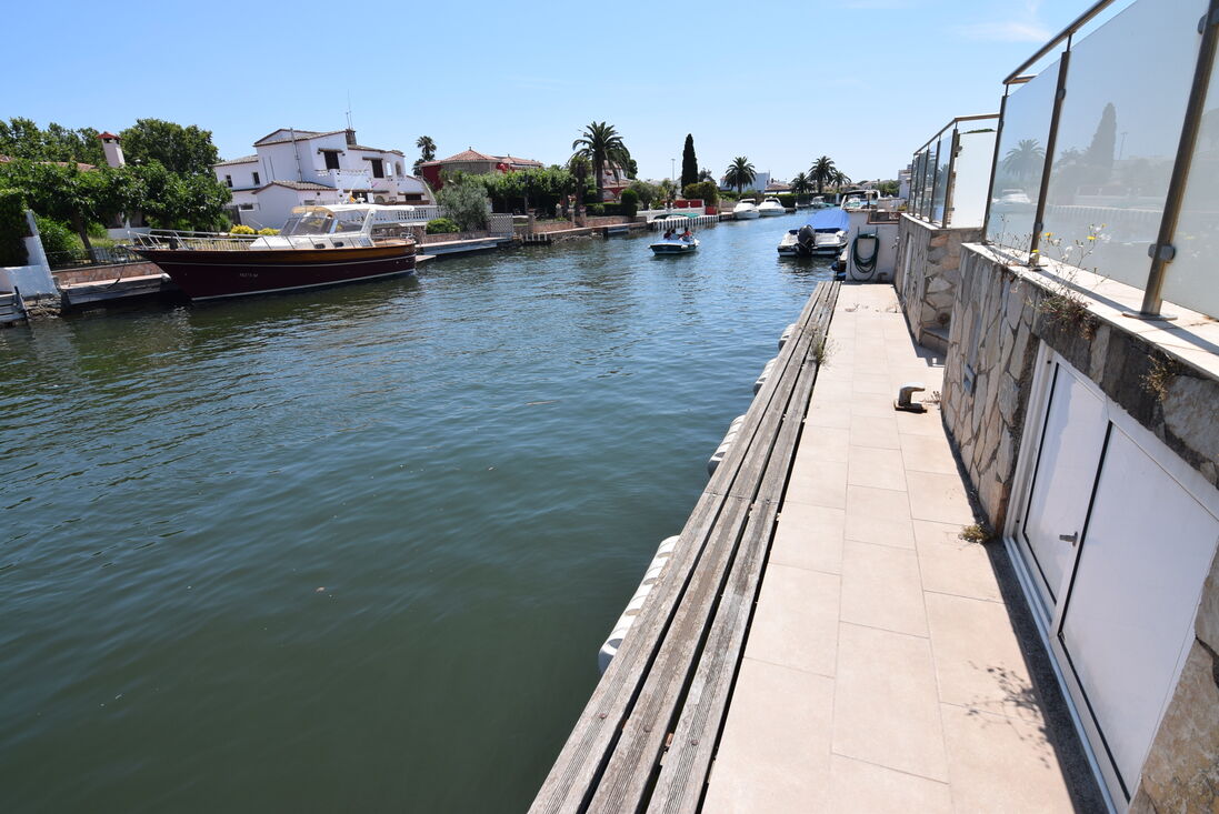 Wonderful house on the wide canal in Alberes with mooring of 12,50m