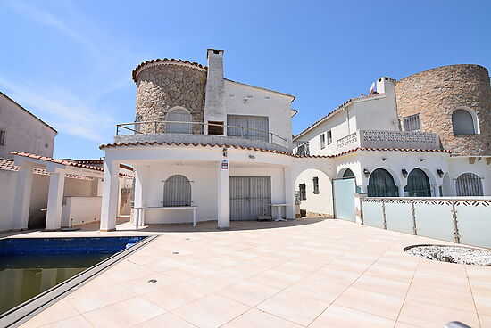 Wonderful house on the wide canal in Alberes with mooring of 12,50m