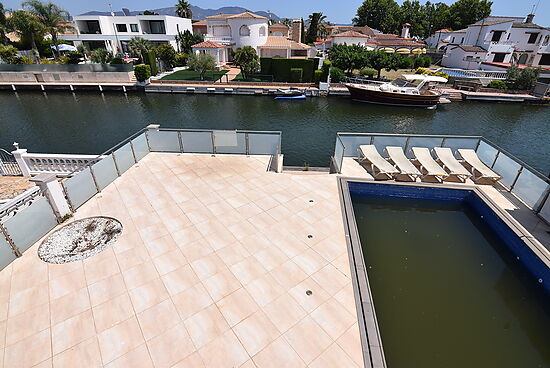 Wonderful house on the wide canal in Alberes with mooring of 12,50m