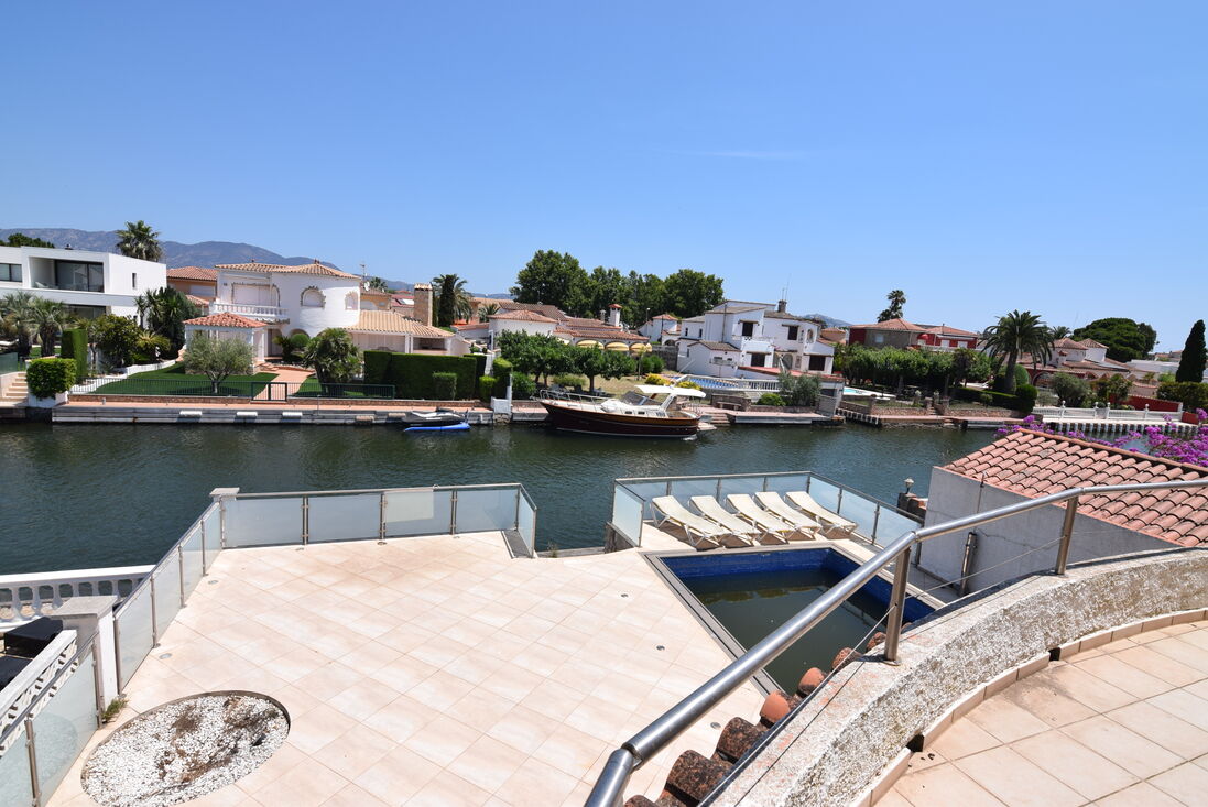 Wonderful house on the wide canal in Alberes with mooring of 12,50m