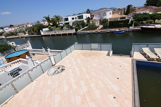 Magnifique maison sur le grand canal à Alberes avec amarre de 12,50m