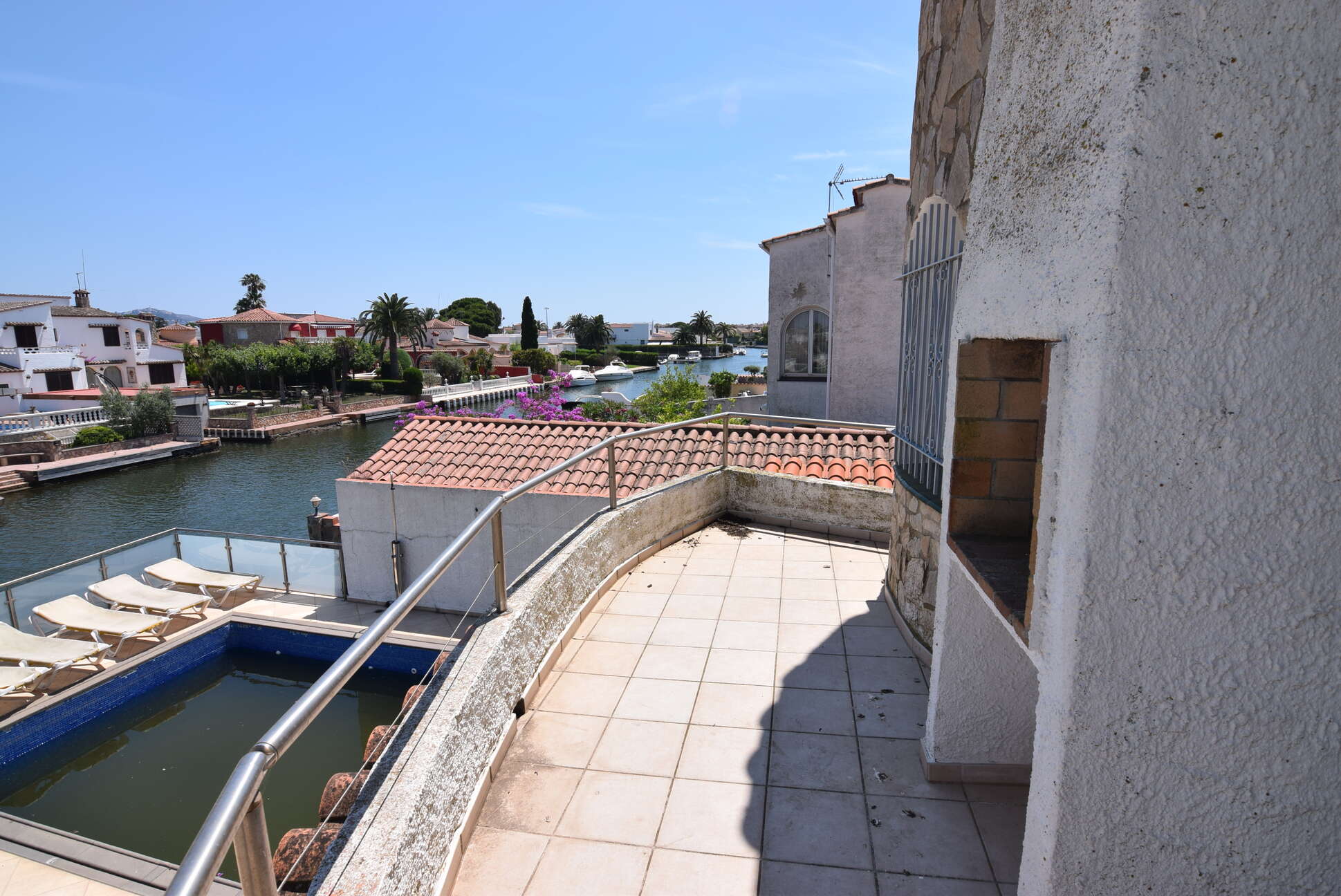 Magnifique maison sur le grand canal à Alberes avec amarre de 12,50m