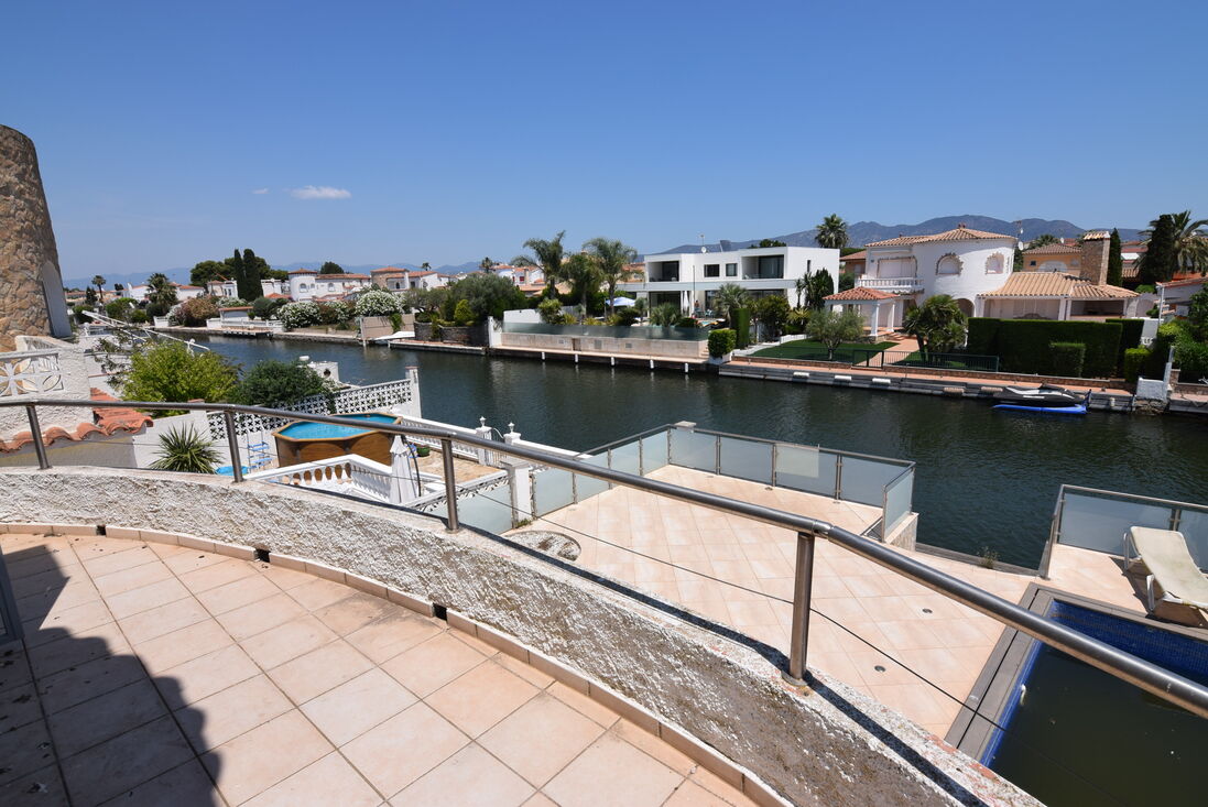 Magnifique maison sur le grand canal à Alberes avec amarre de 12,50m