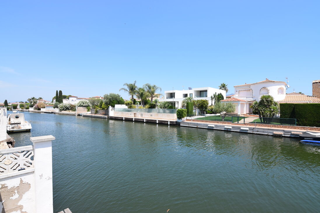 Wonderful house on the wide canal in Alberes with mooring of 12,50m