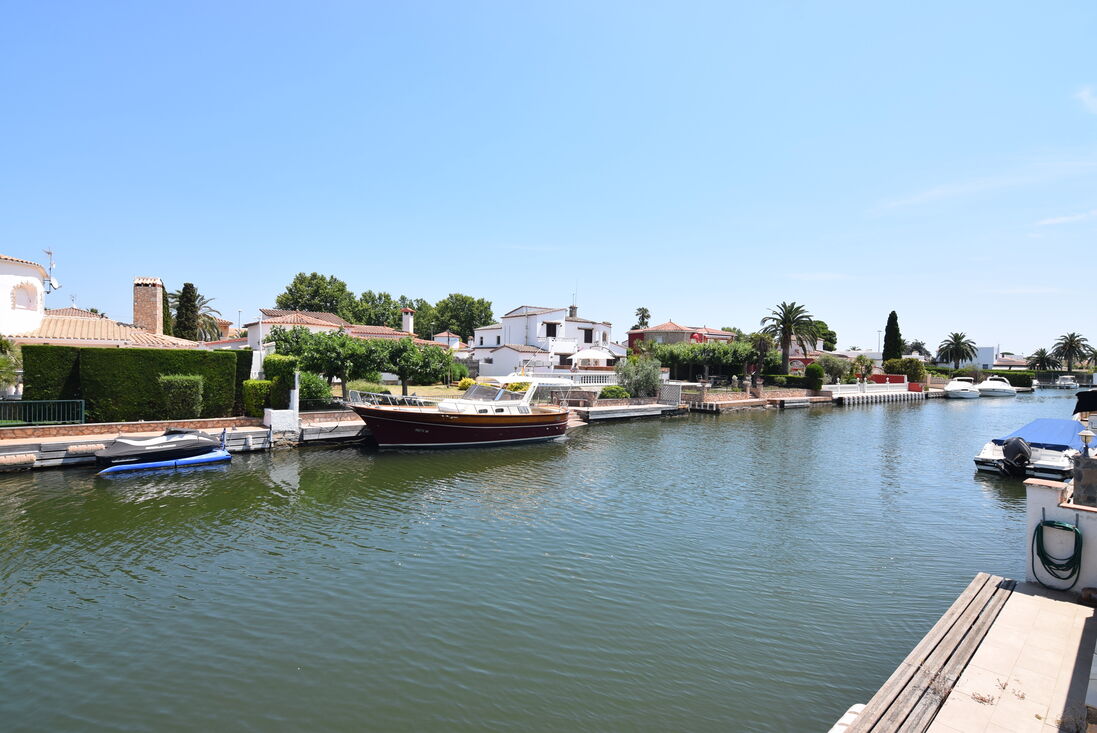 Wonderful house on the wide canal in Alberes with mooring of 12,50m