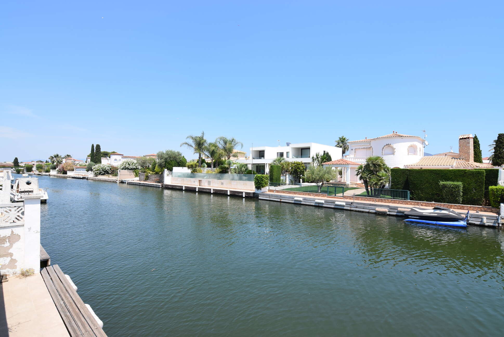 Wonderful house on the wide canal in Alberes with mooring of 12,50m