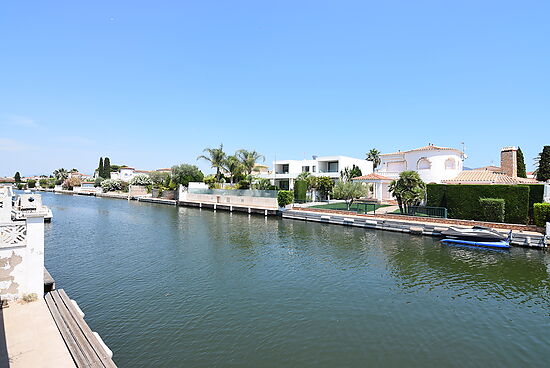 Wonderful house on the wide canal in Alberes with mooring of 12,50m