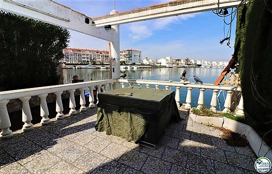 House on the canal with 7m x 8m mooring and garage in Empuriabrava